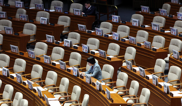 27일 국회 본회의에서 간호법 표결 전 국민의힘 최연숙 의원이 자리를 지키고 있다. 다른 국민의힘 의원들은 퇴장했다. 연합뉴스