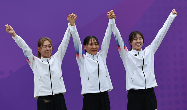 한국 여자 근대5종 대표팀의 김세희(왼쪽부터), 성승민, 김선우가 24일 열린 항저우아시안게임 단체전 동메달 시상식에서 활짝 웃고 있다. 항저우/윤운식 선임기자 yws@hani.co.kr