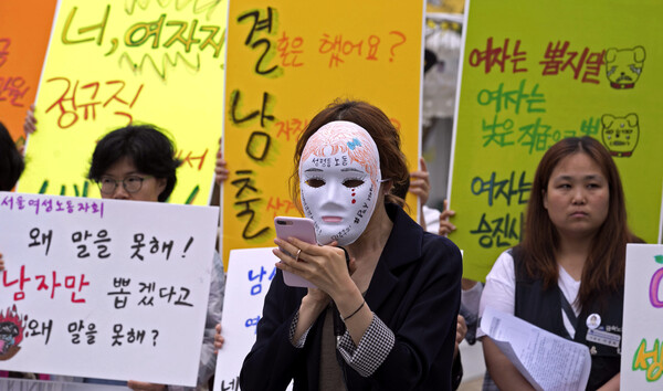 남녀 임금격차는 채용 단계에서의 차별, 상대적으로 임금이 낮은 직종이나 비정규직에 여성이 더 많이 종사하는 현실, 경력단절, 직장 내 유리천장 등 다양한 요소가 원인으로 작용한다. 사진은 2018년 5월18일 서울 광화문광장에서 열린 ‘임금차별 타파의 날’ 시위 모습. &lt;한겨레&gt; 자료 사진