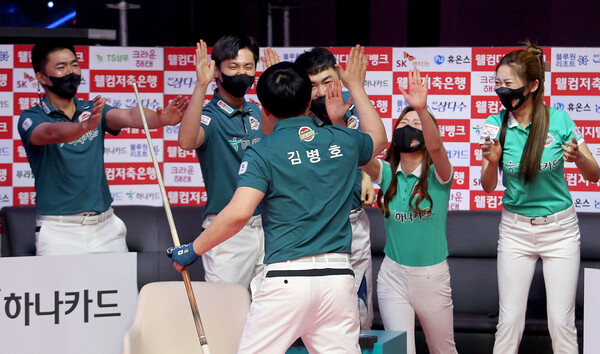 하나카드의 김병호가 팀원들의 환호를 받고 있다. PBA 제공