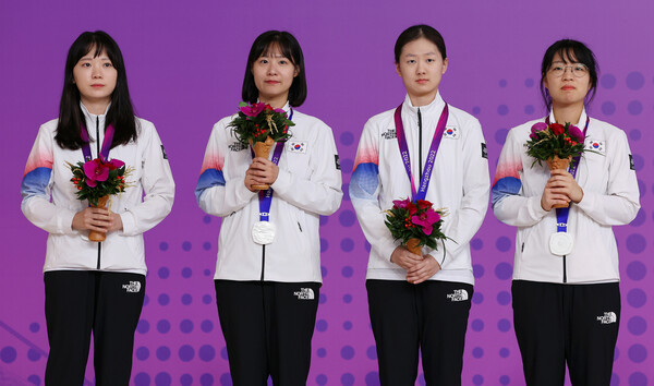 한국 여자바둑대표팀의 김채영(왼쪽부터), 오유진, 김은지, 최정이 3일 중국 항저우 치위안 체스홀에서 열린 아시안게임 여자 단체전 시상식에서 은메달을 목에 걸고 서 있다. 항저우/연합뉴스