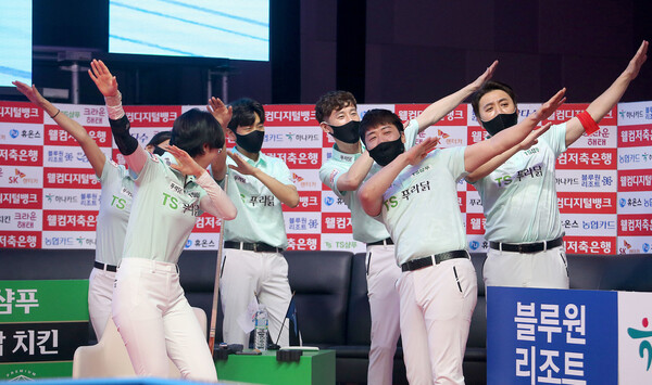 티에스샴푸·푸라닭 선수들이 19일 2라운드 3연승 뒤 팀 특유의 세리머니를 하고 있다. PBA 제공