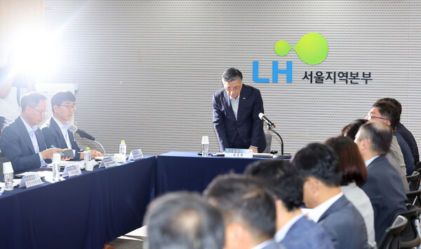 이한준 한국토지주택공사(LH) 사장이 2일 오후 서울 강남구 엘에이치 서울지역본부에서 열린 사장 주재 회의에서 최근 아파트 철근 누락 사태와 관련해 사과하고 있다. 연합뉴스