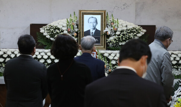 지난 21일 고 한승헌 변호사 빈소가 차려진 서울성모병원 장례식장을 시민들이 찾아 조문하고 있다. 신소영 기자 viator@hani.co.kr