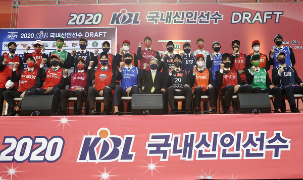 23일 오후 서울 잠실학생체육관에서 열린 2020 케이비엘(KBL) 신인 드래프트에서 프로팀에 지명받은 선수들이 이정대 총재와 함께 기념촬영을 하고 있다. 연합뉴스