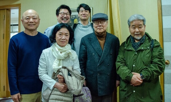 지난 2019년 4월 한중일비교문화연구소에서 이어령 선생의 강연을 듣고 다함께 찍었다. 앞줄 왼쪽부터 임동창 작곡가, 안숙선 명창, 이어령 선생, 김덕수 대표. 뒷줄 왼쪽 필자 김동원 교수와 주재연 예술감독. 사진 김동원 교수 제공