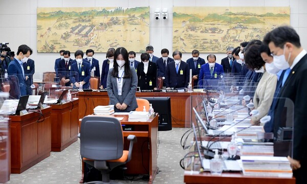 12일 국회 교육위원회의 전남도교육청 등 국감에서 참석자들이 여수 요트업체에서 현장실습 도중 숨진 홍정운군을 추모하며 묵념하고 있다. 연합뉴스