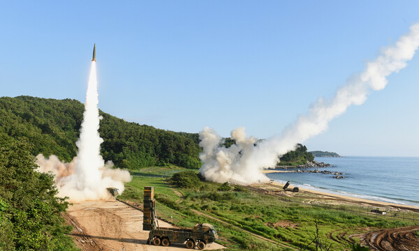 합동참모본부는 24일 북한의 대륙간탄도미사일(ICBM) 발사에 대응해 동해상에서 합동 지·해·공 미사일을 발사했다고 발표했다. 사진은 지난 2017년 7월 5일 동해안에서 열린 한미 연합 탄도미사일 타격훈련에서 한국군 탄도미사일 현무-2A(왼쪽)와 주한미군 에이태큼스(ATACMS)가 동시 발사되고 있는 모습. 합동참모본부 제공