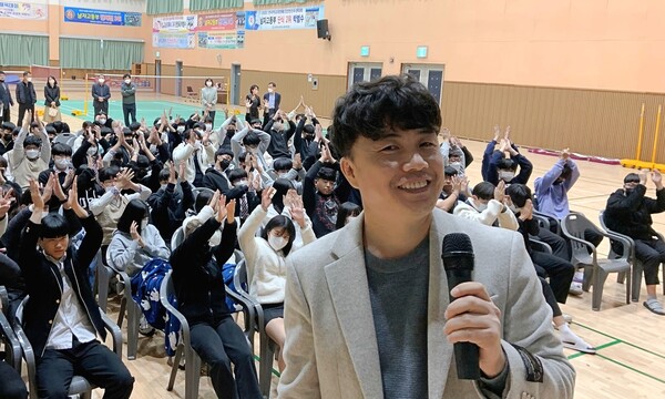 탈북민 최성국씨가 당진정보고교 강당에서 ‘통일공감 투크쇼’를 진행하고 있다. 송인걸 기자