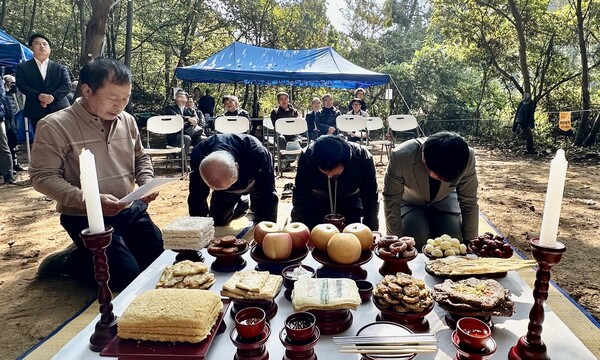 25일 충남 아산시 염치읍 동막골에서 열린 한국전쟁기 민간인 희생자 유해발굴 현장에서 아산유족회 관계자 등 참석자들이 개토제를 지내고 있다. 송인걸 기자