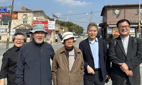 25일 충남 아산 동막골 개토제에 참석한 미주 진실화해평화모임 이미일 목사와 장기풍 대표, 한국전쟁기 민간인 학살사건을 조사해온 박문수 팍스크리스티코리아 이사, 최태육 목사(왼쪽부터)가 김세연(왼쪽 세째)씨를 만나고 있다. 송인걸 기자