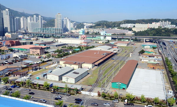 부산 남구 문현동 방향에서 바라본 미군 55보급창 모습. &lt;한겨레&gt; 자료 사진