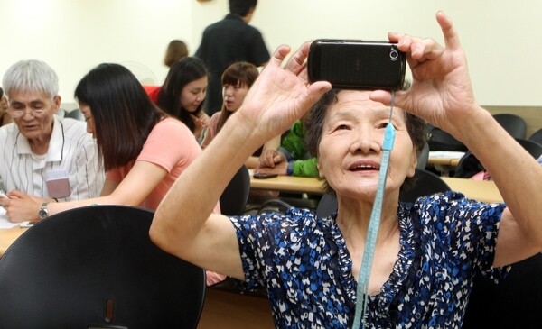 지난 2019년 서울의 한 노인종합복지관에서 노인들이 스마트폰 사용법을 배우고 있다. 강재훈 선임기자 khan@hani.co.kr