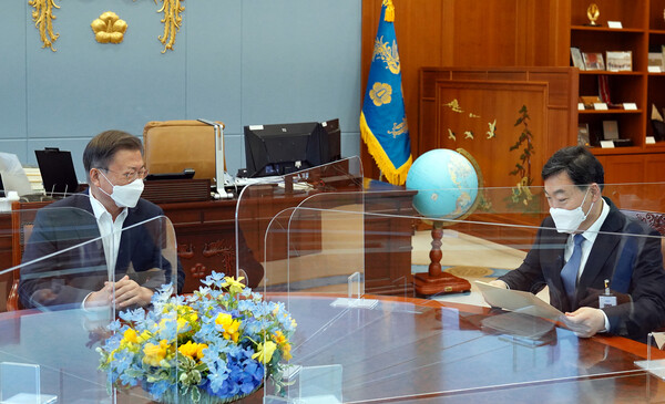 문재인 대통령(왼쪽)이 18일 오후 청와대 여민관 집무실에서 김오수 검찰총장을 면담하고 있다. 청와대 제공