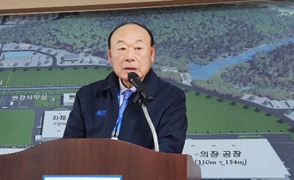 박광태 광주글로벌모터스 대표이사가 지난달 30일 빛그린산단에서 열린 설명회에서 자동차 공장 건립 현황을 설명하고 있다. 연합뉴스