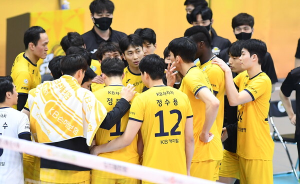지난 21일 경기 의정부서 열린 케이비-오케이전에서 케이비 선수들의 모습. 한국배구연맹 제공
