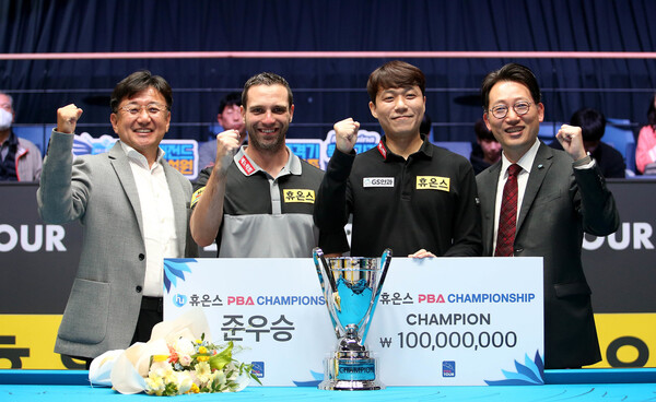 최성원이 30일 경기도 고양 킨텍스 PBA 스타디움에서 열린 프로당국 휴온스 챔피언십에서 우승한 뒤 하비에르 팔라존 등과 기념촬영을 하고 있다. PBA 제공