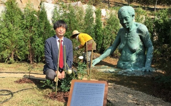 한태호 전남대 교수가 지난달 26일 경기도 광주시 나눔의 집 ‘평화의 장미 정원’에 새 품종 배장미 ‘소녀’를 심고 있다. 사진 한태호 교수 제공