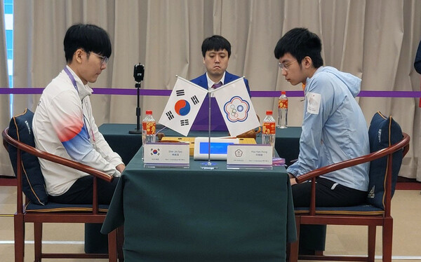 신진서가 27일 열린 아시안게임 바둑 개인전 8강에서 대만의 라이쥔푸 8단을 꺾고 4강에 올랐다. 사진은 4강전에서 만나는 대만 쉬하오훙과의 대회 예선전 대국 장면. 한국기원 제공