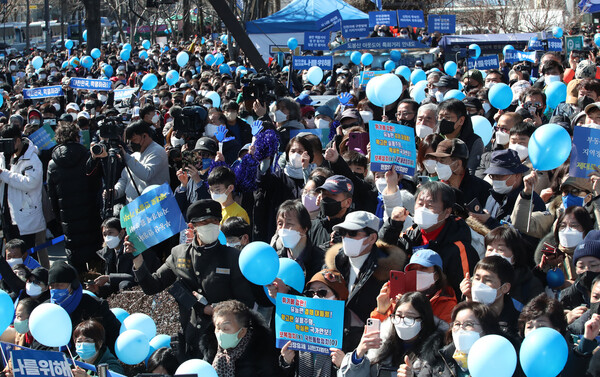 6일 오후 서울 도봉구 도봉산 입구에서 열린 이재명 더불어민주당 대선 후보의 ‘사통팔달 도봉, 서울의 신경제중심지! 이재명은 합니다!’ 도봉 집중유세에 참석한 시민들이 이 후보의 연설을 듣고 있다. 김봉규 선임기자 bong9@hani.co.kr