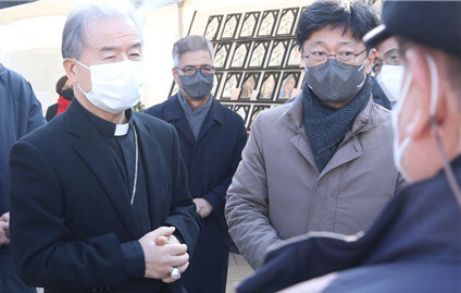 한국천주교주교회의의장 이용훈 주교가 28일 서울 용산구 ‘이태원 참사’ 합동분향소를 찾아 희생자 유가족들을 위로하고 있다. 한국천주교주교회의 제공