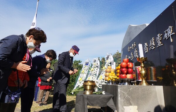 5일 오전 제주 서귀포시 성산읍 고성리 터진목에서 ‘성산읍 4·3희생자 위령제’가 열려 유족들이 헌화와 분향을 하고 있다. 허호준 기자