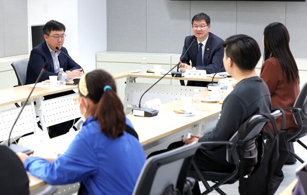 이기일 보건복지부 제1차관이 지난 19일 서울에서 열린 ‘가족돌봄청년 간담회’에서 발언하고 있다. 보건복지부 제공