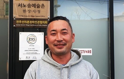 전주 노송동 선미촌 ‘인디 마을관리협동조합’ 장근범 대표. 전주시의 선미촌 문화재생사업 초기부터 다큐멘터리 사진작가로 참여해 예술인들이 공동운영하는 ‘물결서사’ 서점지기와 인디사업단 단장 등을 맡아왔다. 박임근 기자