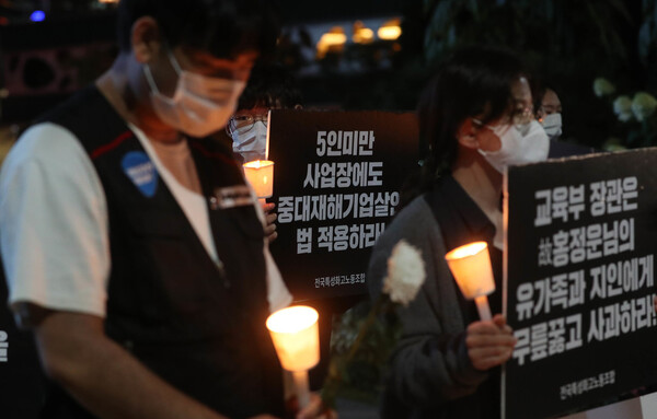 12일 저녁 서울시청 앞 광장에서 전국특성화고노동조합 서울지부 주최로 여수에서 현장실습 중 사망한 홍정운군을 추모하는 촛물문화제가 열리고 있다. 서울지역 특성화고 재학생 및 졸업생들이 홍군을 추모하는 발언을 한 뒤 홍군이 생전에 좋아하던 노래를 함께 들었다. 신소영 기자 viator@hani.co.kr