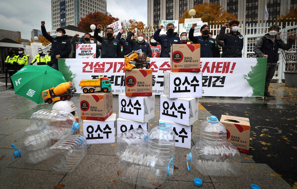 덤프트럭, 레미콘, 굴삭기 등 건설기계 노동자들이 9일 오전 서울 광화문 정부서울청사 앞에서 전국건설노동조합 주최로 열린 기자회견에서 요소수 품귀 사태로 생계를 위협받고 있다며 문제 해결을 촉구하고 있다. 신소영 기자 viator@hani.co.kr