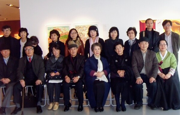 2011년 3월 서울에 이어 가나아트부산에서 고 김재홍 명예교수와 시와시학 동인 회장이던 윤범모 관장이 함께 기획한 ‘시화일률’ 전시 때 기념사진. 74명의 시인과 43명의 작가가 참여했다. 앞줄 왼쪽부터 고인, 류영환·강은교·정희성·김남조·신달자 시인, 윤 회장, 김미숙 시인 등이다. 윤범모 국립현대미술관장 제공