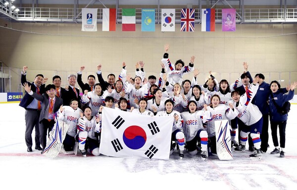 한국 여자 아이스하키 대표팀이 23일 경기도 수원시 광교복합체육센터에서 열린 2023 국제아이스하키연맹(IIHF) 세계대회 디비전1 그룹B 카자흐스탄과 경기에서 이겨 전승 우승한 뒤 기뻐하고 있다. 연합뉴스