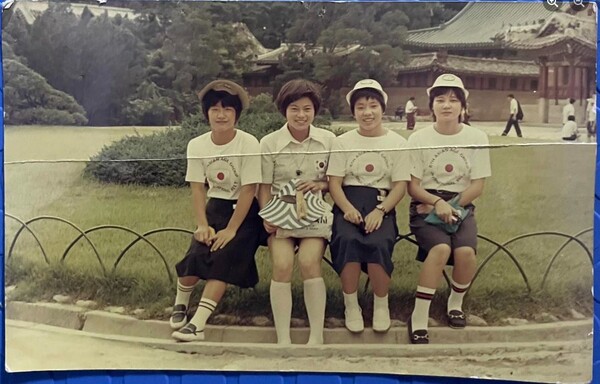 고교시절 최연숙(왼쪽 둘째)씨와 일본인 수영선수 친구들. 최연숙씨 제공