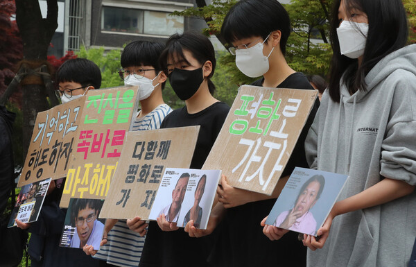 베트남전쟁 문제의 정의로운 해결을 위한 시민사회네트워크 관계자들이 25일 오전 서울 중구 진실화해위원회 앞에서 ‘베트남전 민간인학살 피해자 진실규명 신청 기자회견’을 열어 “하미학살은 1968년 베트남 꽝남성 하미마을에서 벌어진 한국군에 의한 민간인 학살로 135명의 주민이 희생된 사건”이라며 진실화해위원회에 진상규명을 촉구하고 있다. 신소영 기자 viator@hani.co.kr