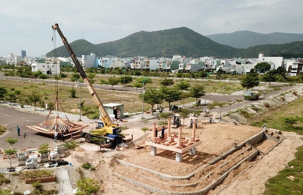 지난 2021년 4월 베트남 퀴논 현지에서 전북대 한옥건축학과팀의 설계와 목재로 한옥 정자를 조립하고 있다. 남해경 교수 제공