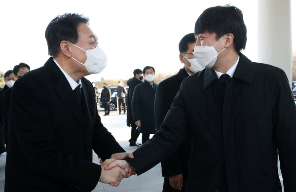 윤석열 국민의힘 대선 후보(왼쪽)와 이준석 대표가 1일 오전 서울 동작구 국립서울현충원을 참배하기 전 만나 악수하고 있다. 연합뉴스