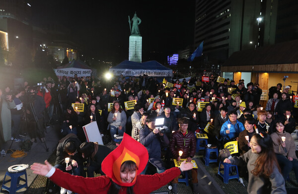 지난달 23일 저녁 서울 광화문광장에서 세월호 참사 전면 재수사, 검찰개혁, 적폐청산을 촉구하는 촛불문화제가 열리고 있다. 강창광 선임기자 chang@hani.co.kr