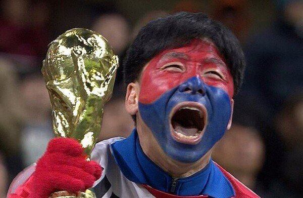 얼굴 가득 태극 무늬를 그려넣고 태극기 조끼를 입고 응원해 ‘태극기 아저씨’로 불리는 박용식 아리랑 응원단장이 최근 에세이집을 펴냈다. 사진 박용식씨 제공