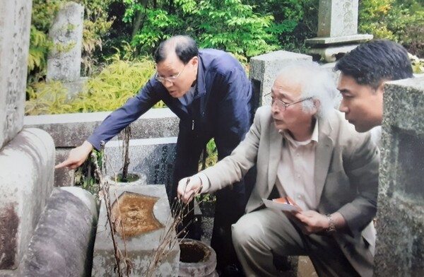 박맹수 교수(맨 왼쪽)가 2010년 5월 이노우에 가쓰오 교수와 함께 일본 야마구치현 야마구치시 미나미무라에 있는 동학 농민군 진압전담부대 후비보병 제19대대장 미나미 고시로 묘비를 조사하고 있다. 박맹수 교수 제공