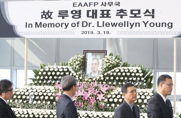 지난달 6일 중국 출장길에 별세한 국제 환경 활동가 루영 대표의 한국 추모식이 19일 동아시아-대양주 철새이동경로 파트너십 사무국이 있는 인천 송도 지타워에서 열렸다. 사진 EAAFP 제공