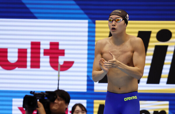 김우민이 25일 열린 2023 세계수영선수권 남자 자유형 800m 예선에서 출발 준비를 하고 있다. 후쿠오카/연합뉴스