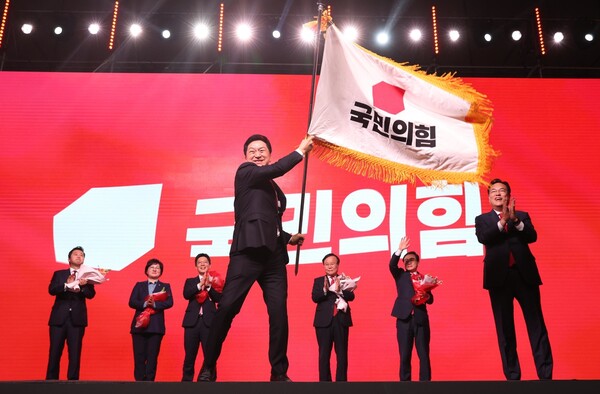 김기현 국민의힘 신임 당대표가 8일 오후 경기도 고양시 일산 킨텍스에서 열린 국민의힘 제3차 전당대회에서 당대표로 선출된 뒤 당기를 흔들고 있다. 공동취재사진