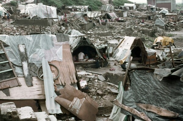 고 이규상 목사는 1976년초 서울 청계천에서 철거당한 빈민들과 함께 천막으로 사랑방교회를 열었으나 곧바로 다시 철거를 당했다. 사진은 1975~76년무렵 청계천 철거현장의 천막촌. 청계천박물관 제공