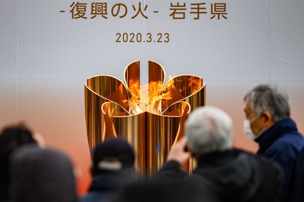 23일 일본 이와테에 2020 도쿄올림픽 성화가 공개돼 있다. 이와테/AFP 연합뉴스 23일 일본 이와테에 2020 도쿄올림픽 성화가 공개돼 있다. 이와테/AFP 연합뉴스