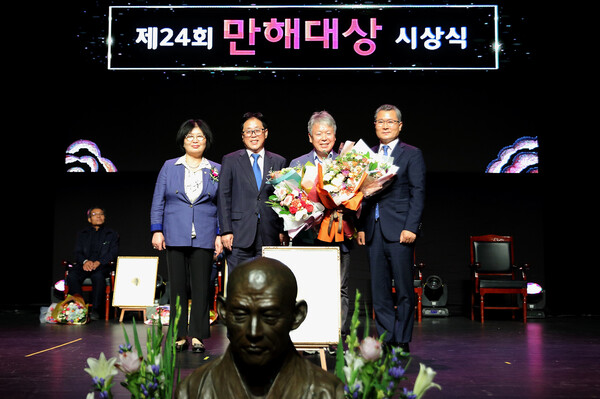 12일 오후 강원 인제군 하늘내린센터에서 열린 24회 만해대상 시상식에서 산악인 엄홍길이 실천 부문 대상을 수상하고 있다. 인제/연합뉴스