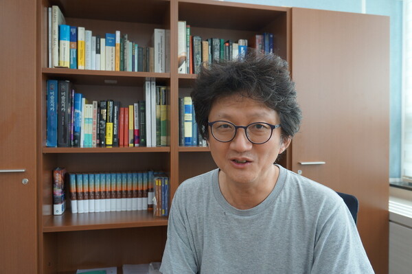 김민형 워릭대 교수는 인터뷰 내내 기자에게 역질문을 했다. 사진을 찍으며 ‘인생의 책’이 뭐냐고 묻자 다시 그 질문이 되돌아왔다. “한 권을 꼽기가 정말 어렵네요. 기자님은 어떤 책이에요?” 최근 나온 그의 책 부제도 ‘질문은 어떻게 세상을 움직이는가?’이다. 강성만 선임기자