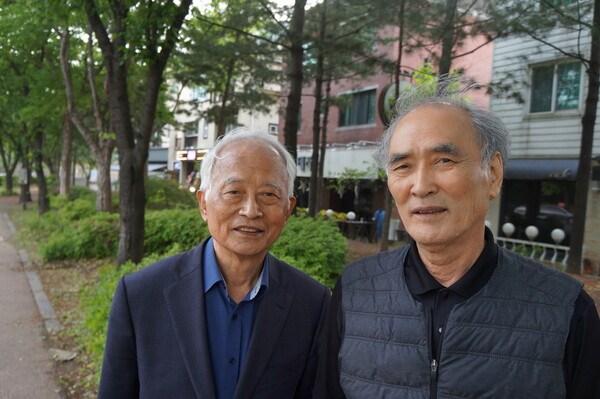 김민환 교수와 봉강의 막내아들 정길상 선생(왼쪽부터). 김 교수는 정길상 선생의 목포 해양고 3년 선배이기도 하다. “제가 해양고에 들어간 64년에는 집 형편이 무척 어려웠어요. 매일 식량 걱정을 해야 할 정도였죠. 아버지가 항일운동과 통일운동에 전 재산을 써버려 먹을 수 있는 식량이 없었죠. 그 때문에 학비가 무료인 해양고에 갈 수밖에 없었죠.”(정길상) 강성만 선임기자