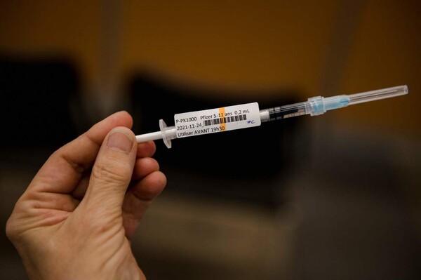 24일 캐나다 퀘벡주 몬트리올에서 간호사가 화이자-바이오엔테크 코로나19 백신 접종을 준비하고 있다. AFP 연합뉴스