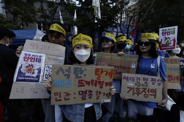 24일 오후 시청역 인근 태평로에서 열린 ‘924기후정의행진’에 참여한 시민들이 기후위기 해결을 위한 즉각적이 행동을 요구하고 있다. 김명진 기자 littleprince@hani.co.kr