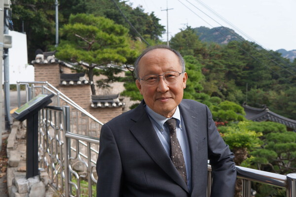 김형국 교수가 인터뷰 뒤 사진을 찍고 있다. 강성만 선임기자